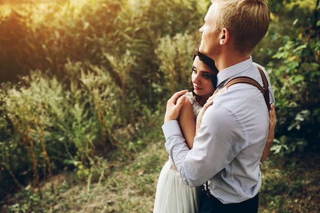 Photo gratuite couple au coucher du soleil