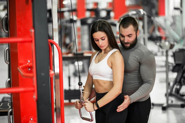 Photo gratuite couple au gymnase