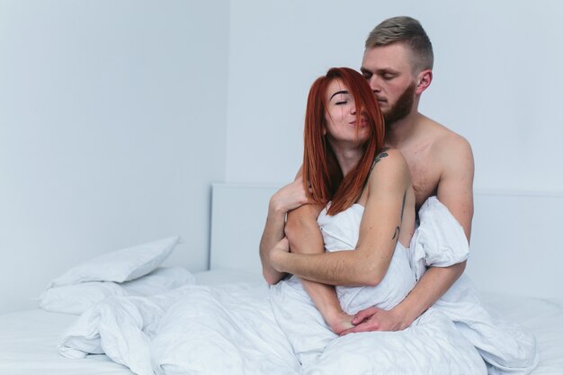 Couple au lit dans un moment romantique