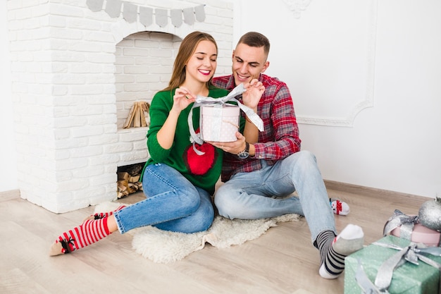 Couple au sol à Noël