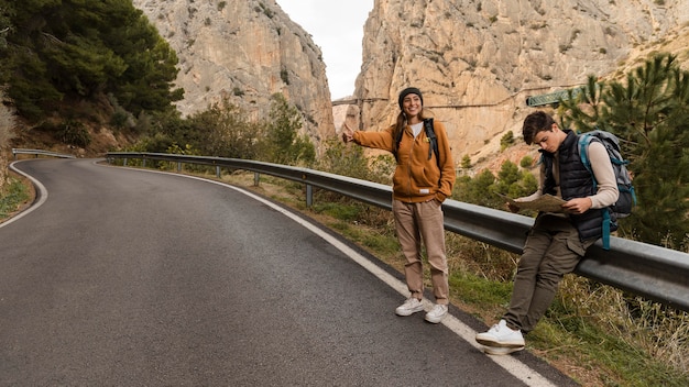 Couple de l'auto-stop pour une voiture