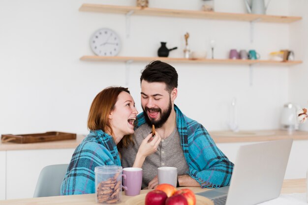 Couple, avoir, grand temps, ensemble, devant, vue