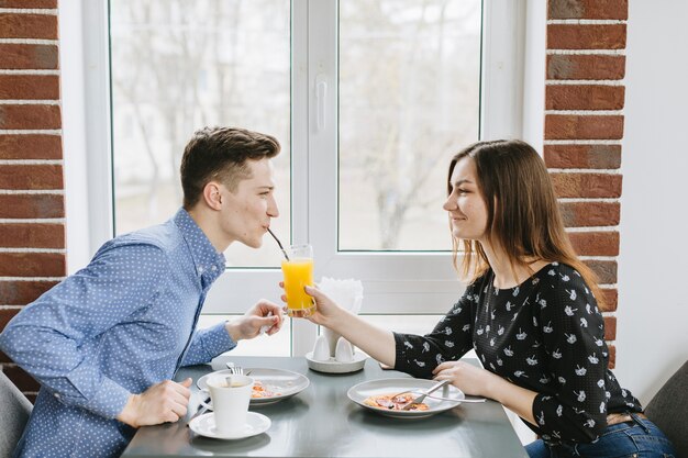 Couple ayant un jus d&#39;orange dans un restaurant
