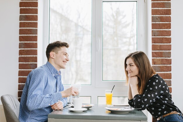 Couple ayant un jus d&#39;orange dans un restaurant