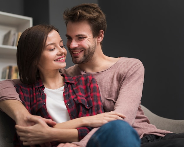 Photo gratuite couple ayant un moment de tendresse