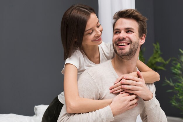 Couple ayant un moment de tendresse