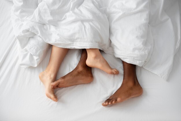 Un couple ayant des moments intimes.
