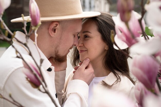 Couple ayant des moments d'intimité en public