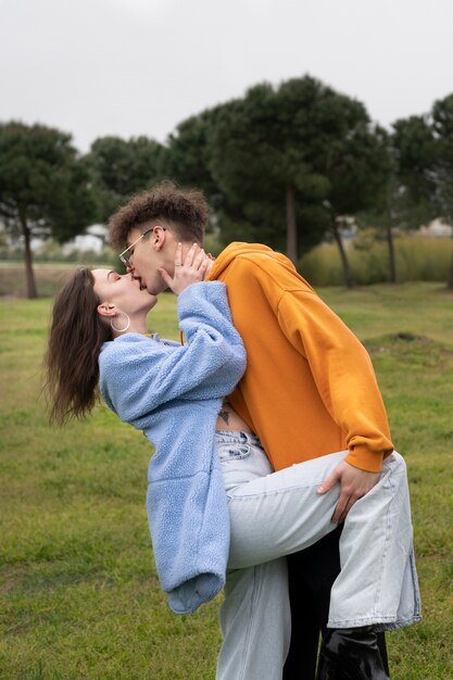 Couple ayant des moments d'intimité en public