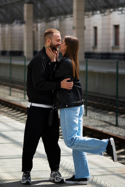 Couple ayant des moments d'intimité en public