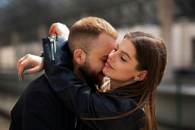 Couple ayant des moments d'intimité en public