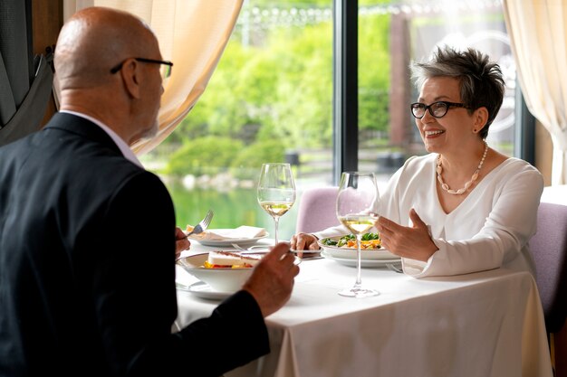 Photo gratuite couple ayant un rendez-vous ensemble dans un restaurant luxueux