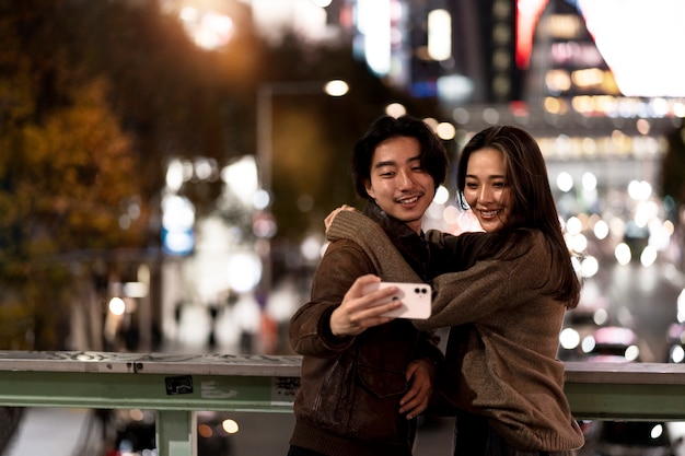 Couple ayant un rendez-vous la nuit