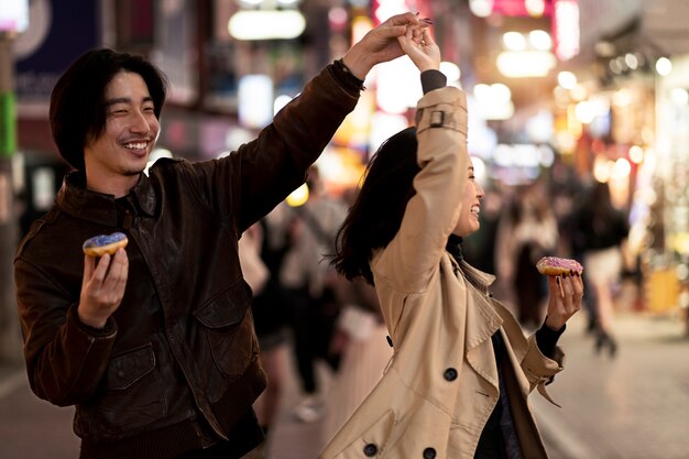 Couple ayant un rendez-vous la nuit