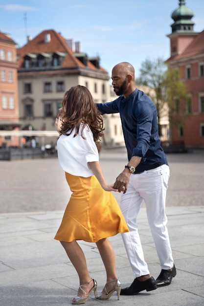 Photo gratuite couple ayant un spectacle de danse latine dans la ville