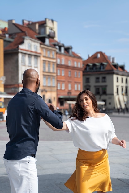 Couple ayant un spectacle de danse latine dans la ville