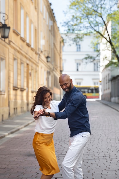 Photo gratuite couple ayant un spectacle de danse latine dans la ville