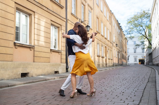 Couple ayant un spectacle de danse latine dans la ville