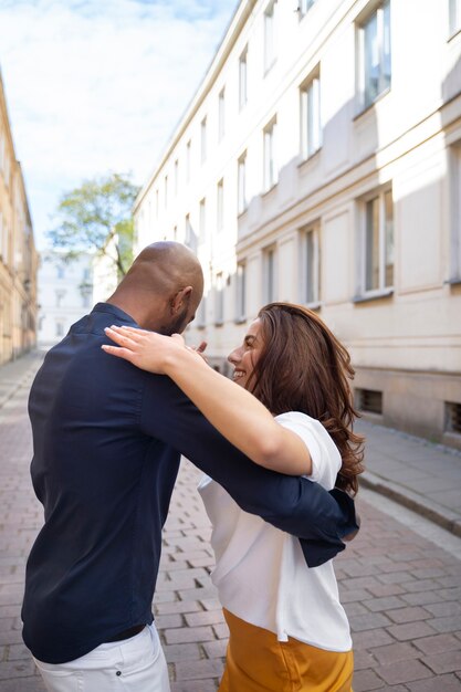 Couple ayant un spectacle de danse latine dans la ville