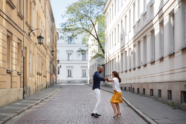 Couple ayant un spectacle de danse latine dans la ville