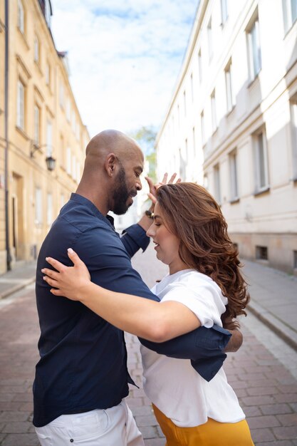 Couple ayant un spectacle de danse latine dans la ville