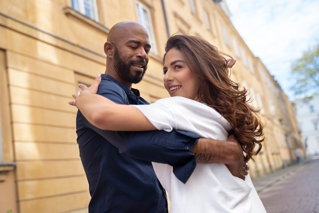 Couple ayant un spectacle de danse latine dans la ville