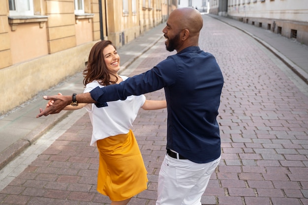 Couple ayant un spectacle de danse latine dans la ville