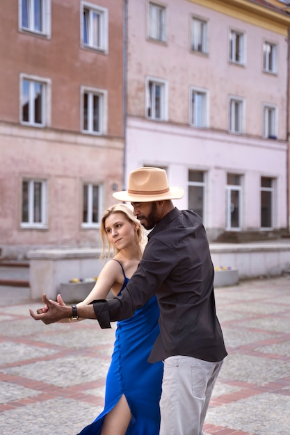 Photo gratuite couple ayant un spectacle de danse latine dans la ville