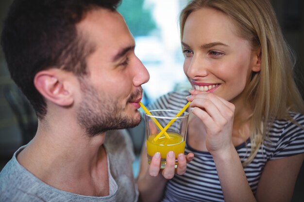 Couple ayant un verre de jus d&#39;orange