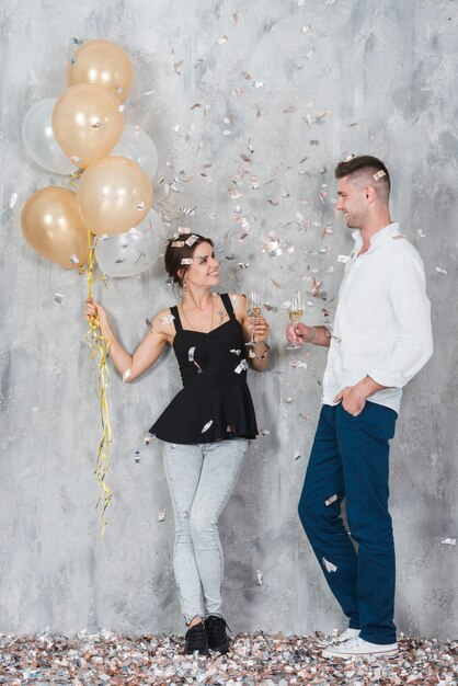 Couple avec ballons et champagne