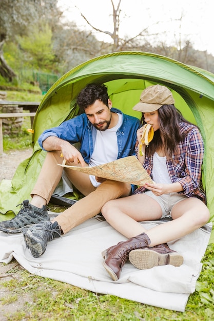 Photo gratuite couple, à, bananes, lecture, carte