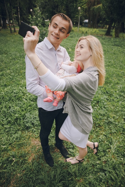 Couple avec un bébé de prendre une photo