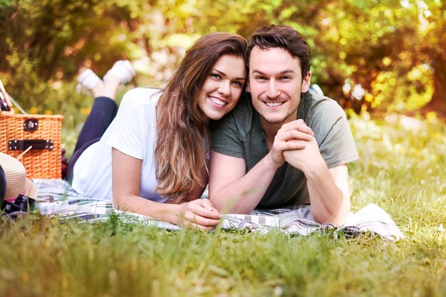 Couple bénéficiant d'un pique-nique dans le parc