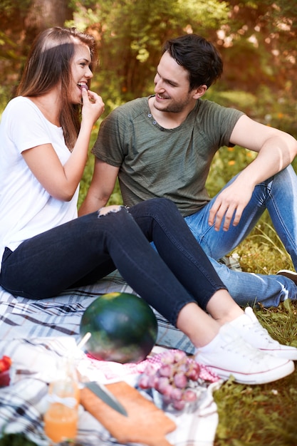 Couple bénéficiant d'un pique-nique dans le parc