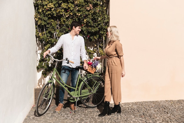Photo gratuite couple, bicyclette, apprécier, promenade