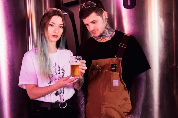 Photo gratuite couple avec bière artisanale