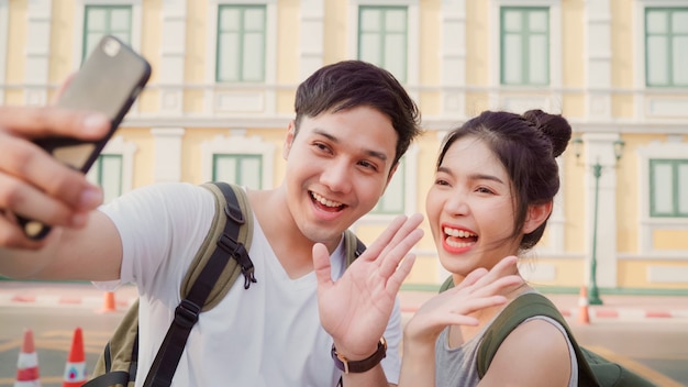 Un couple de blogueurs asiatiques voyage à Bangkok, en Thaïlande