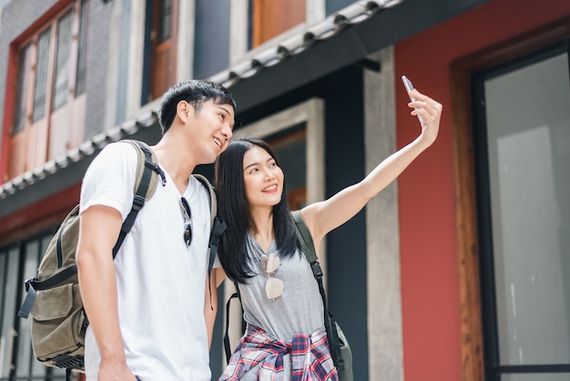 Un couple de blogueurs asiatiques en voyage à Beijing, en Chine