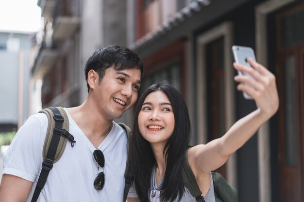 Un couple de blogueurs asiatiques en voyage à Beijing, en Chine