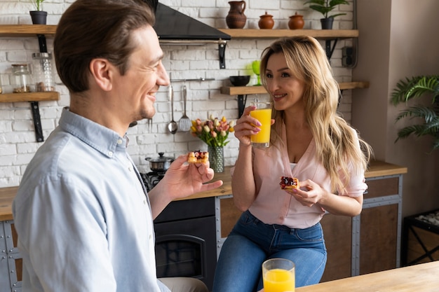 Couple de boire du jus moyen shot