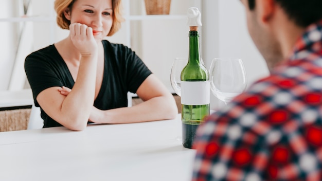 Couple, boire du vin et de parler à table