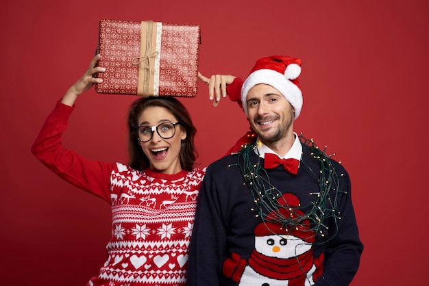 Photo gratuite couple de bonne humeur de noël