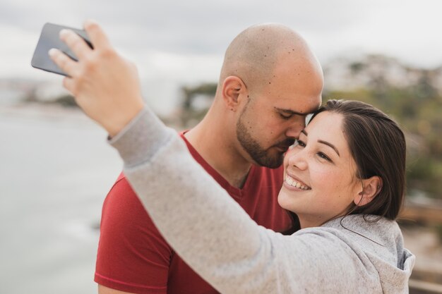 Couple, bord mer, prendre, selfie