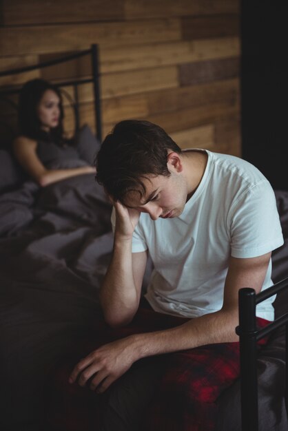 Couple bouleversé s'ignorant après une bagarre au lit