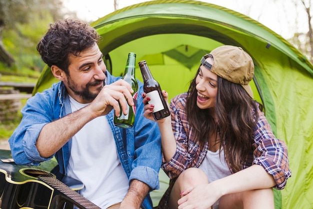 Couple avec des bouteilles de tintement de guitare