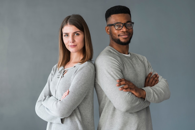 Photo gratuit couple avec bras croisés