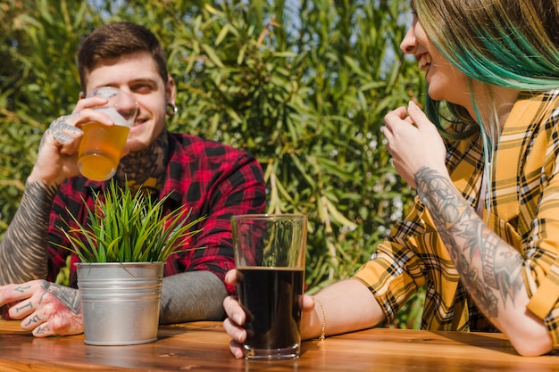 Couple buvant de la bière artisanale en plein air