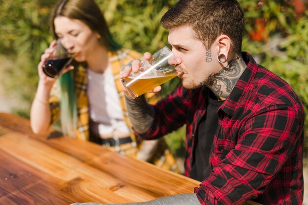 Couple buvant de la bière artisanale en plein air