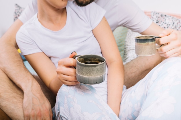 Photo gratuite couple buvant du café le matin