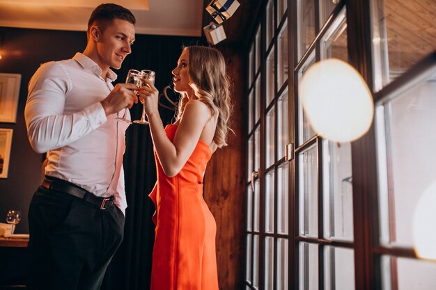 Couple buvant du champagne dans un restaurant le jour de la Saint-Valentin